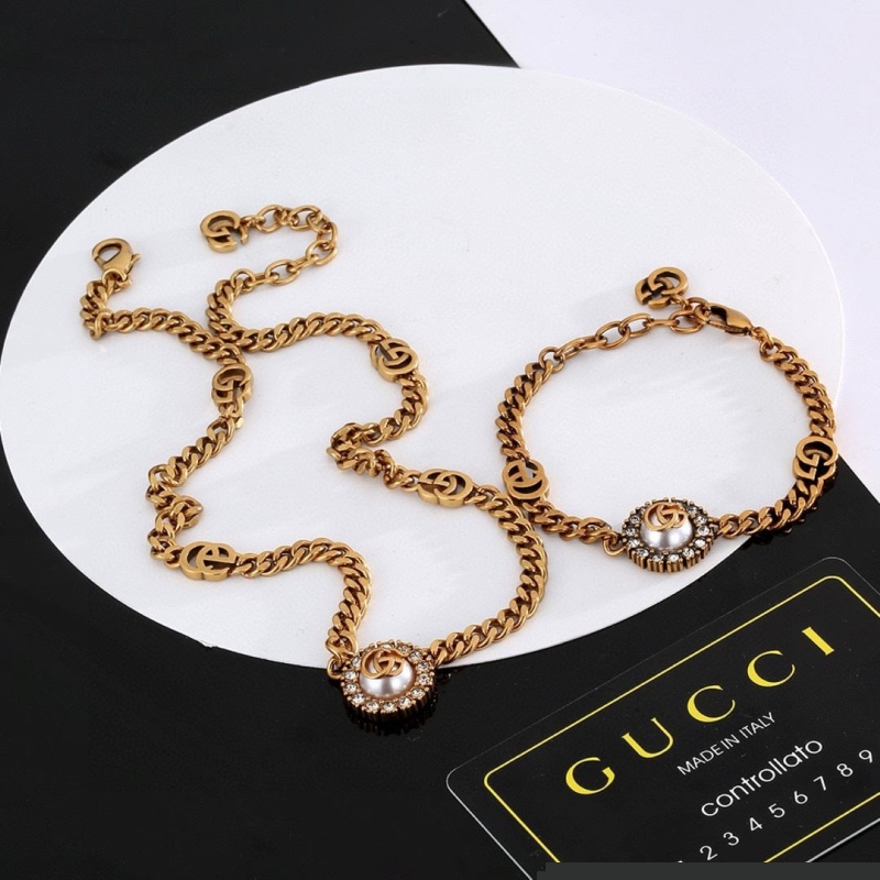 G*u*i necklaces
